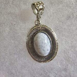 ESTATEFIND NEW EHITE HOWLITE ORNATE PENDANT